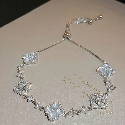 A Light Luxury, High-end, Exquisitely Inlaid Synthetic Zirconia Lucky Flower Bracelet, Suitable for Women to Wear Daily, to Banquets, and as a Holiday Gift