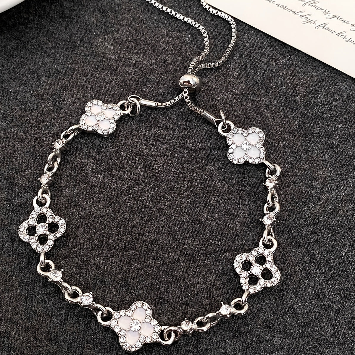 A Light Luxury, High-end, Exquisitely Inlaid Synthetic Zirconia Lucky Flower Bracelet, Suitable for Women to Wear Daily, to Banquets, and as a Holiday Gift