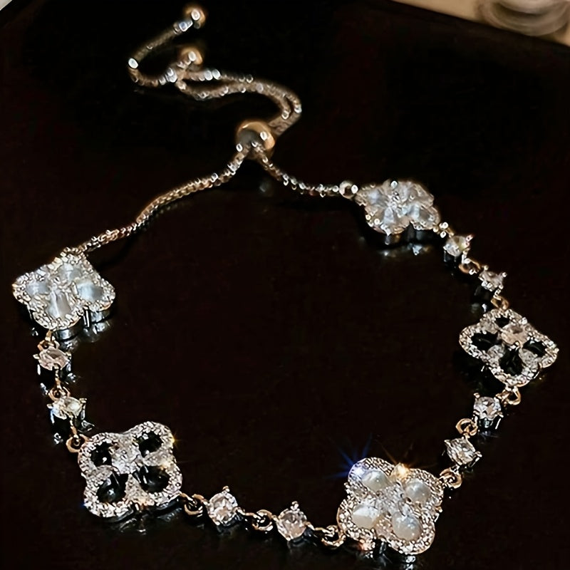 A Light Luxury, High-end, Exquisitely Inlaid Synthetic Zirconia Lucky Flower Bracelet, Suitable for Women to Wear Daily, to Banquets, and as a Holiday Gift