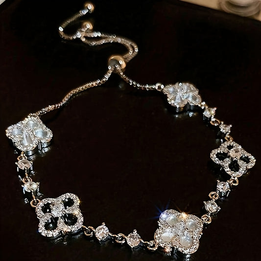 A Light Luxury, High-end, Exquisitely Inlaid Synthetic Zirconia Lucky Flower Bracelet, Suitable for Women to Wear Daily, to Banquets, and as a Holiday Gift