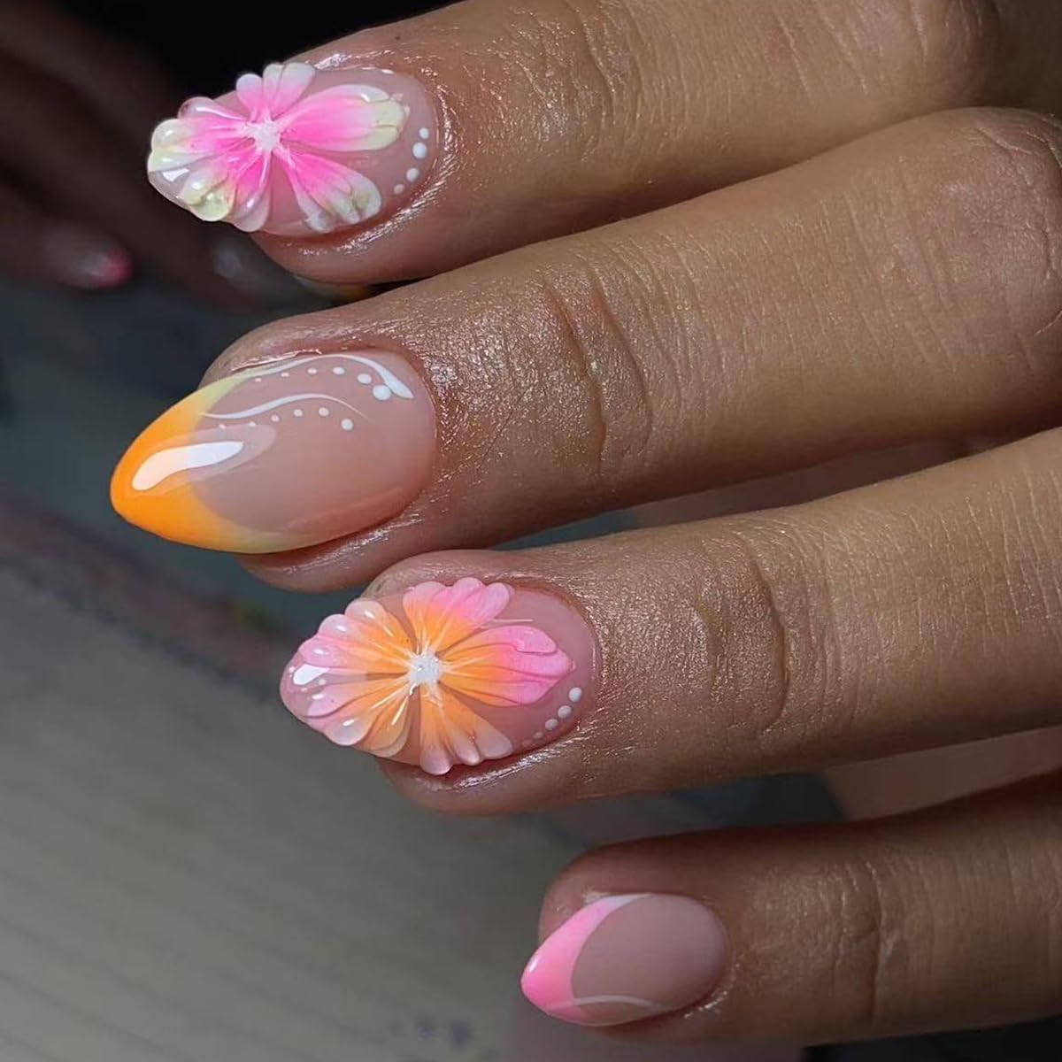 24Pcs Nail Press ons, Medium Press On Nails Almond Nude Pink Fake Nails with Cat's Eye Glossy High-end Design, Acrylic Artificial False Stick On Nails for Women Girls