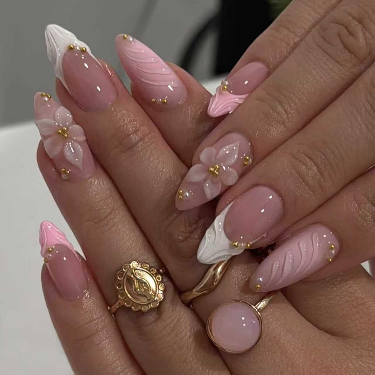 24Pcs Nail Press ons, Medium Press On Nails Almond Nude Pink Fake Nails with Cat's Eye Glossy High-end Design, Acrylic Artificial False Stick On Nails for Women Girls