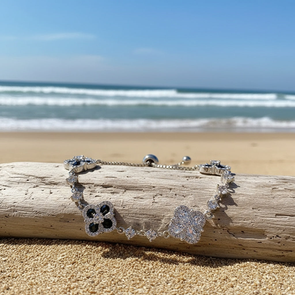A Light Luxury, High-end, Exquisitely Inlaid Synthetic Zirconia Lucky Flower Bracelet, Suitable for Women to Wear Daily, to Banquets, and as a Holiday Gift