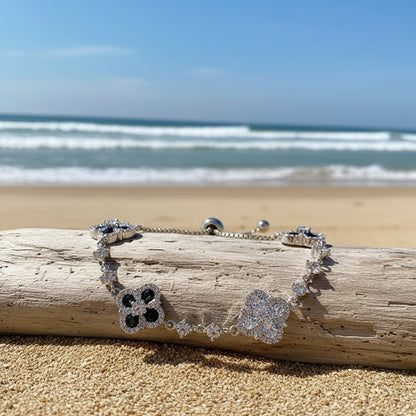 A Light Luxury, High-end, Exquisitely Inlaid Synthetic Zirconia Lucky Flower Bracelet, Suitable for Women to Wear Daily, to Banquets, and as a Holiday Gift