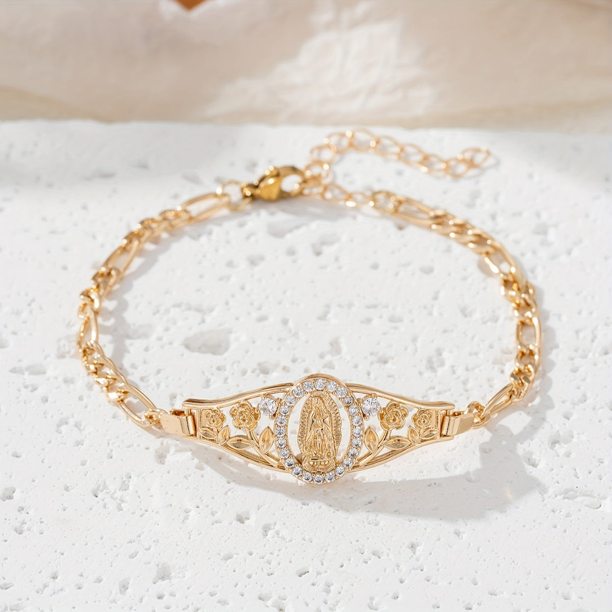 1pc of Women'S Fashion Bracelet, Charming, Easy And Exquisite Synthetic Zirconia Inlaid Hollow Love Heart Portrait Decoration Metal Chain Bracelet, Party Banquet Jewelry Additions, Friendship Gift