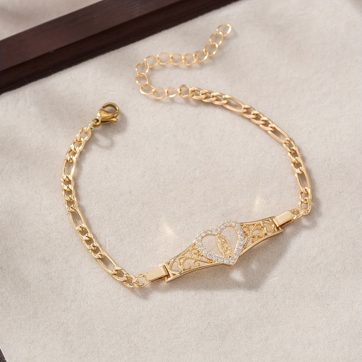 1pc of Women'S Fashion Bracelet, Charming, Easy And Exquisite Synthetic Zirconia Inlaid Hollow Love Heart Portrait Decoration Metal Chain Bracelet, Party Banquet Jewelry Additions, Friendship Gift