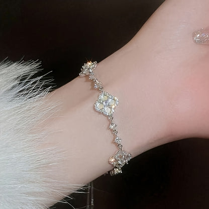 A Light Luxury, High-end, Exquisitely Inlaid Synthetic Zirconia Lucky Flower Bracelet, Suitable for Women to Wear Daily, to Banquets, and as a Holiday Gift