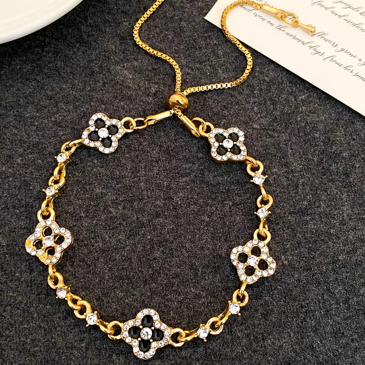 A Light Luxury, High-end, Exquisitely Inlaid Synthetic Zirconia Lucky Flower Bracelet, Suitable for Women to Wear Daily, to Banquets, and as a Holiday Gift